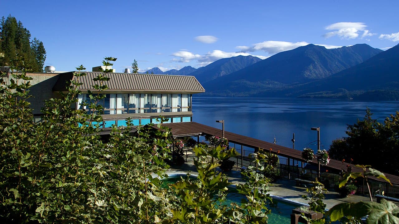 Real photograph of Ainsworth Hot Springs Resort exterior, pools and Kootenay Lake taken in September 2006 by Hontanar. Historical photo; present facilities may differ.